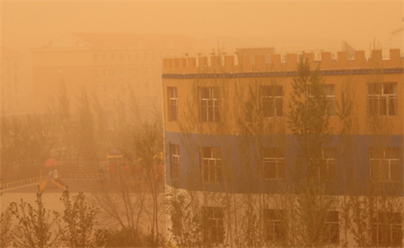 内蒙古沙尘暴如巨型“沙墙” 是什么原因造成的？